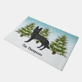 黒いドイツの羊飼い犬の冬の森の名前 ドアマット (アングル)