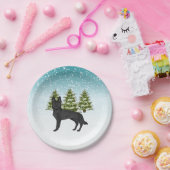 黒いドイツの羊飼い犬の冬の森の木々青 ペーパープレート (パーティー)