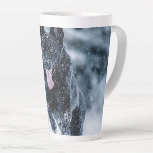 黒いドイツの羊飼い雪ダベットカバー カフェラテマグ (右アングル)