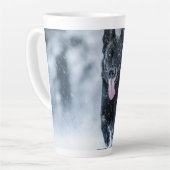 黒いドイツの羊飼い雪ダベットカバー カフェラテマグ (左アングル)