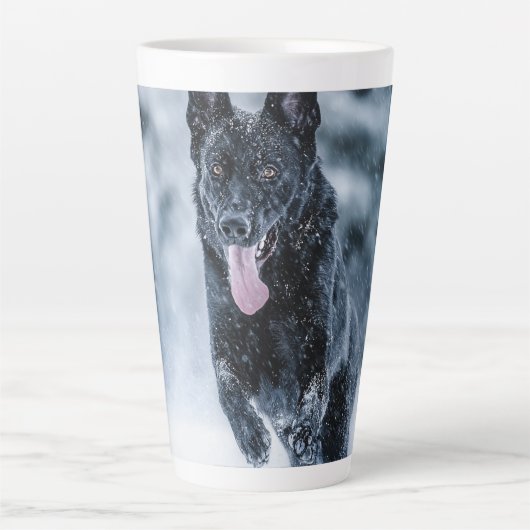 黒いドイツの羊飼い雪ダベットカバー カフェラテマグ (正面)