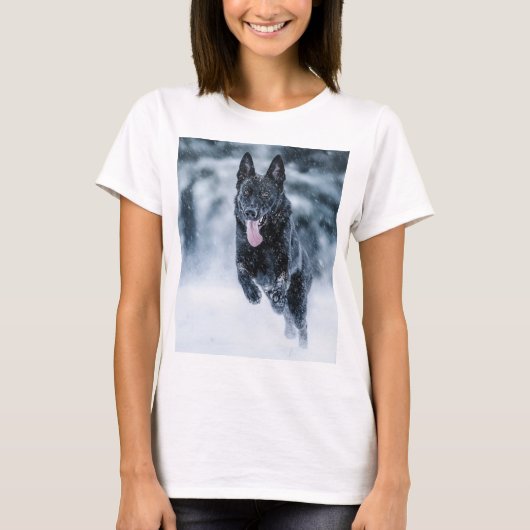 黒いドイツの羊飼い雪ダベットカバー Tシャツ (正面)