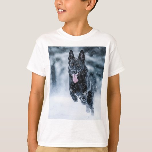 黒いドイツの羊飼い雪ダベットカバー Tシャツ (正面)