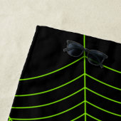 黒いネオングリーンスパイダーウェブハロウィンパターン ビーチタオル (インサイチュ)