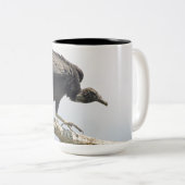 黒いハゲタカの大きいマグ ツートーンマグカップ (正面右)