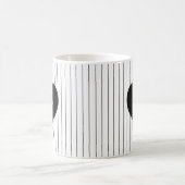 黒いハートと垂直ストライプ文字パターンモノグラム コーヒーマグカップ (中央)