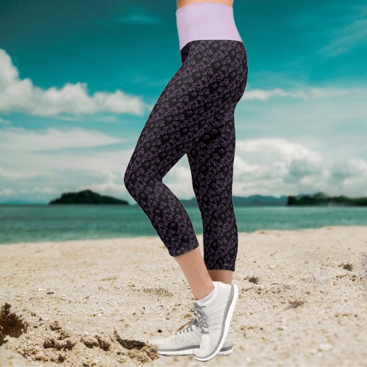 黒いハートの上に小さな紫のレギンス カプリレギンス