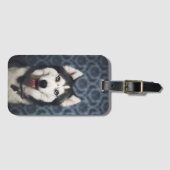 黒いバックグラウンドでポーズをとるハスキーな子犬 ラゲッジタグ (正面横)