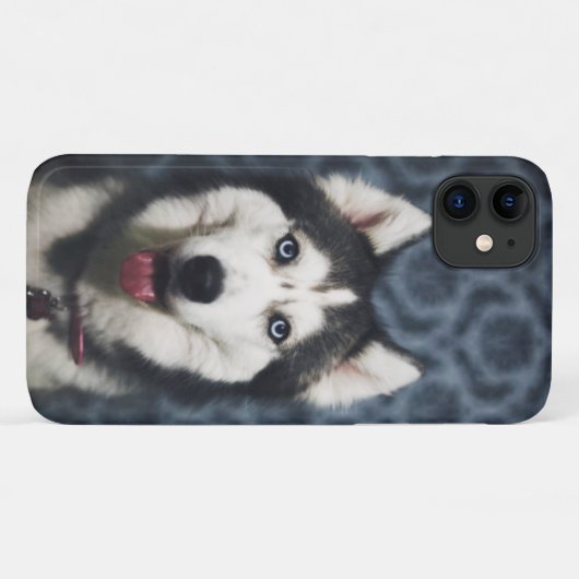 黒いバックグラウンドでポーズをとるハスキーな子犬 Case-Mate iPhoneケース (裏面(横))