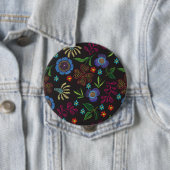 黒いバックグロに花が付いた刺繍のブローチ 缶バッジ (インサイチュ)