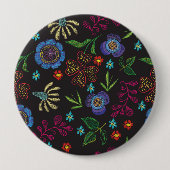 黒いバックグロに花が付いた刺繍のブローチ 缶バッジ (正面)