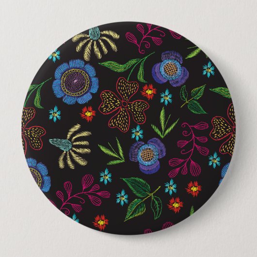 黒いバックグロに花が付いた刺繍のブローチ 缶バッジ (正面)