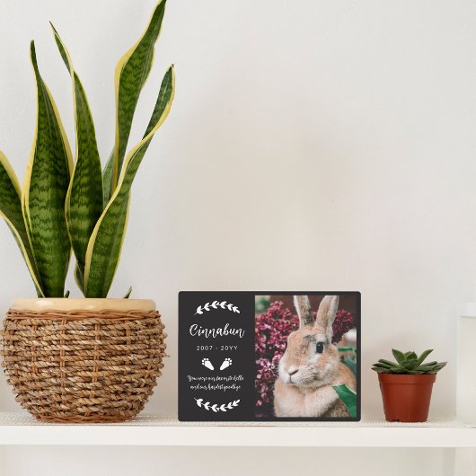 黒いバニーのポーズグリーン写真ラビットメモリアル フォトプラーク