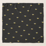 黒いバンブル・ハチのかわいいおもしろい姿  スカーフ<br><div class="desc">幸せ飾な、笑顔の黄色い、黒いがくつろいだハチを持って 濃い黒の背景。</div>