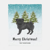 黒いパグかわいい漫画の犬の雪の冬の森 フリースブランケット (正面)