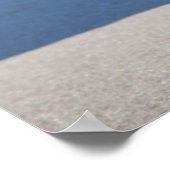 黒いパグが立っているビーチ ポスター (角)