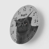黒いパグのキャラクター犬の顔のアップと名前グレー ラウンド壁時計 (傾斜)