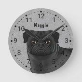 黒いパグのキャラクター犬の顔のアップと名前グレー ラウンド壁時計 (正面)