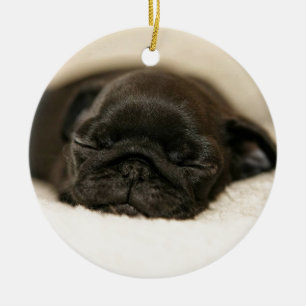 黒いパグの子犬の睡眠 セラミックオーナメント