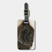 黒いパグの子犬の睡眠 ラゲッジタグ (正面縦)