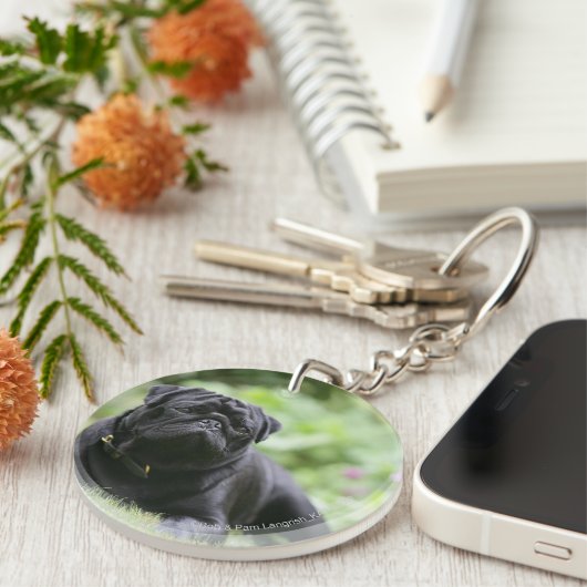 黒いパグの置くこと キーホルダー (正面右)