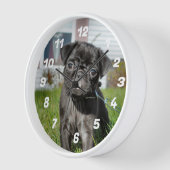 黒いパグパピー 壁時計 (傾斜)