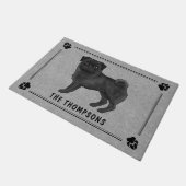 黒いパグ犬かわいい漫画のデザインと家族の名前 ドアマット (アングル)