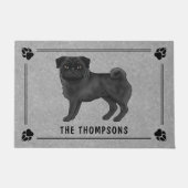 黒いパグ犬かわいい漫画のデザインと家族の名前 ドアマット (正面)