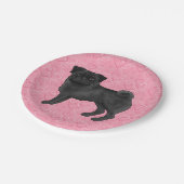 黒いパグ犬の漫画のモップ愛ハートパターンピンク ペーパープレート (アングル)