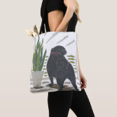 黒いパグ、犬、モダン トートバッグ (クローズアップ)