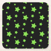 黒いパターンの緑の星 スクエアペーパーコースター (正面)