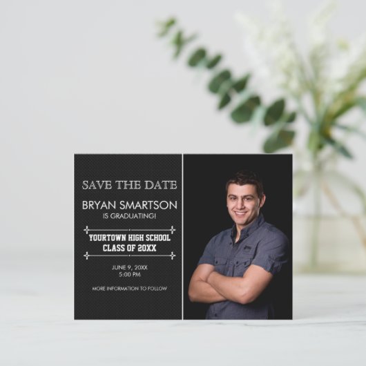 黒いパーソナライズされた写真の卒業式の日付を保存 ポストカード (スタンド正面)