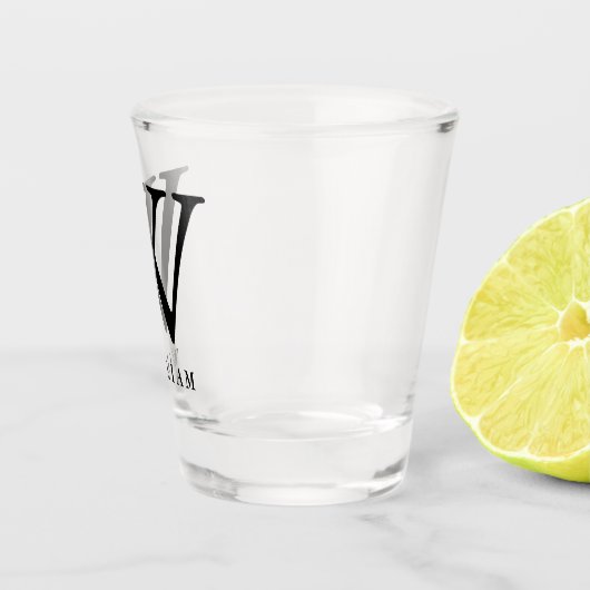 黒いパーソナライズのクラシックなモノグラムのタイポグラフィ ショットグラス (右)