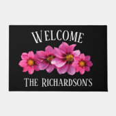 黒いパーソナライズのモダンなピンクの花 ドアマット (正面)