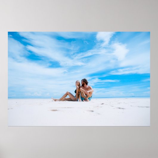 黒いビキニの上に女性の隣に座っている男性 ポスター (正面)