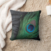 黒いビロードの孔雀の羽の静物画の写真 クッション (ブランケット)