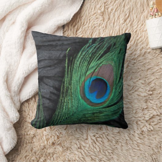 黒いビロードの孔雀の羽の静物画の写真 クッション (ブランケット)