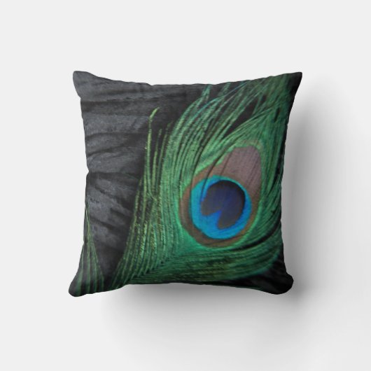 黒いビロードの孔雀の羽の静物画の写真 クッション (裏面)