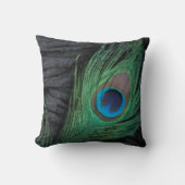 黒いビロードの孔雀の羽の静物画の写真 クッション (正面)