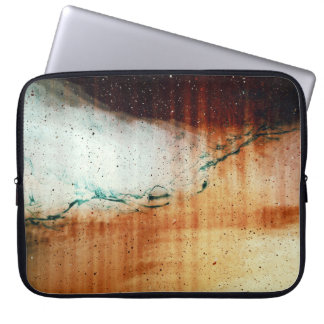 黒いビーチサンダルの人が茶色の砂の上に立つ ラップトップスリーブ