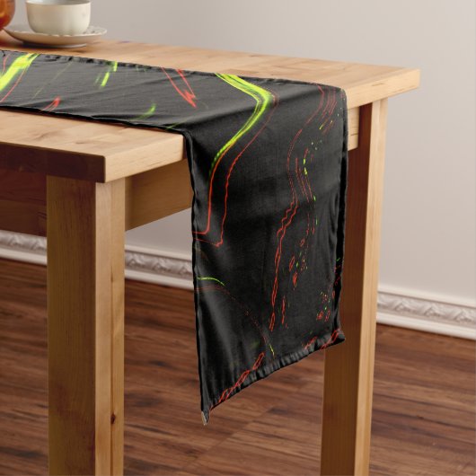 黒いファンドに派手な緑と赤の長い波状の痕跡 ショートテーブルランナー (インサイチュ)