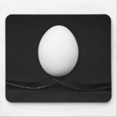 黒いフォークの上に白い卵 マウスパッド (正面)