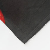 黒いフレクnmの上の白いイチゴ フリースブランケット (角)