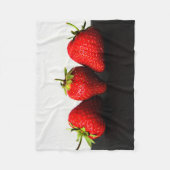 黒いフレクnmの上の白いイチゴ フリースブランケット (正面)