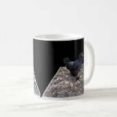 黒いフワフワの雄鶏 コーヒーマグカップ (正面右)