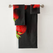 黒いブツナの上の白のイチゴ バスタオルセット (インサイチュ)