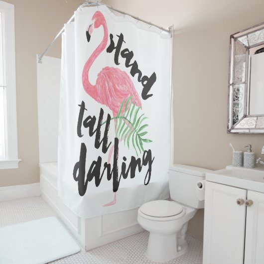 黒いブラシのタイポグラフィの立場の高いピンクのフラミンゴ シャワーカーテン (インサイチュ)
