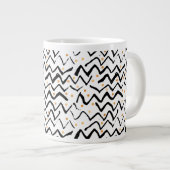 黒いブラシストロークとドットパターン ジャンボコーヒーマグカップ (正面右)