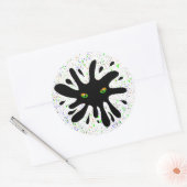 黒いブロブのクリスマスを眺める猫の目 ラウンドシール (封筒)