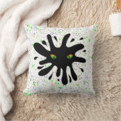 黒いブロブを眺める猫の目 クッション (ブランケット)